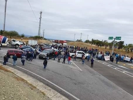 Trabajadores del gremio azucarero protestaron en la carretera Tampico-Monterrey; denuncian falta de pagos. Foto Martín Sánchez 