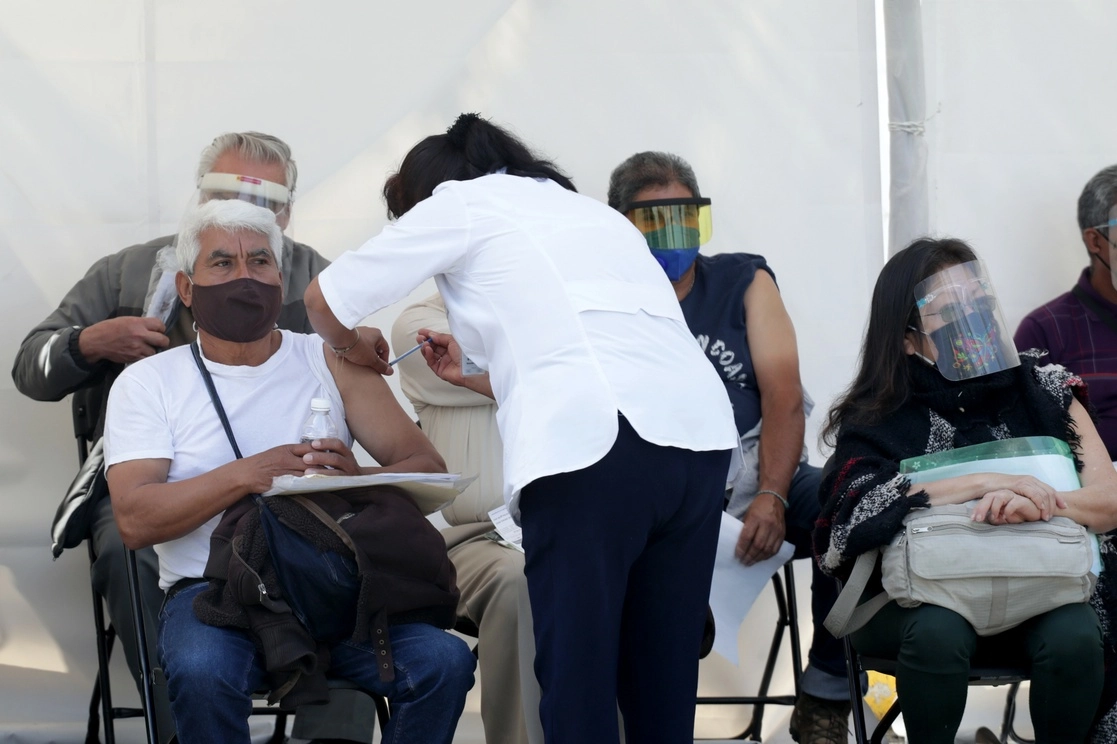 Aplicación de vacunas a adultos mayores en la CDMX. Foto Roberto García Ortiz