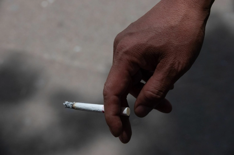Persona fumando un cigarro, en imagen de archivo. Foto Cuartoscuro / Archivo
