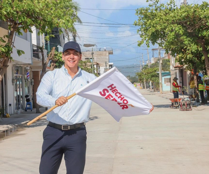 Ayudando a limpiar canales y playas. Cumpliendo 10 horas de trabajo no pagarán ni multa ni corralón, dijo el alcalde de Bahía de Banderas. Foto