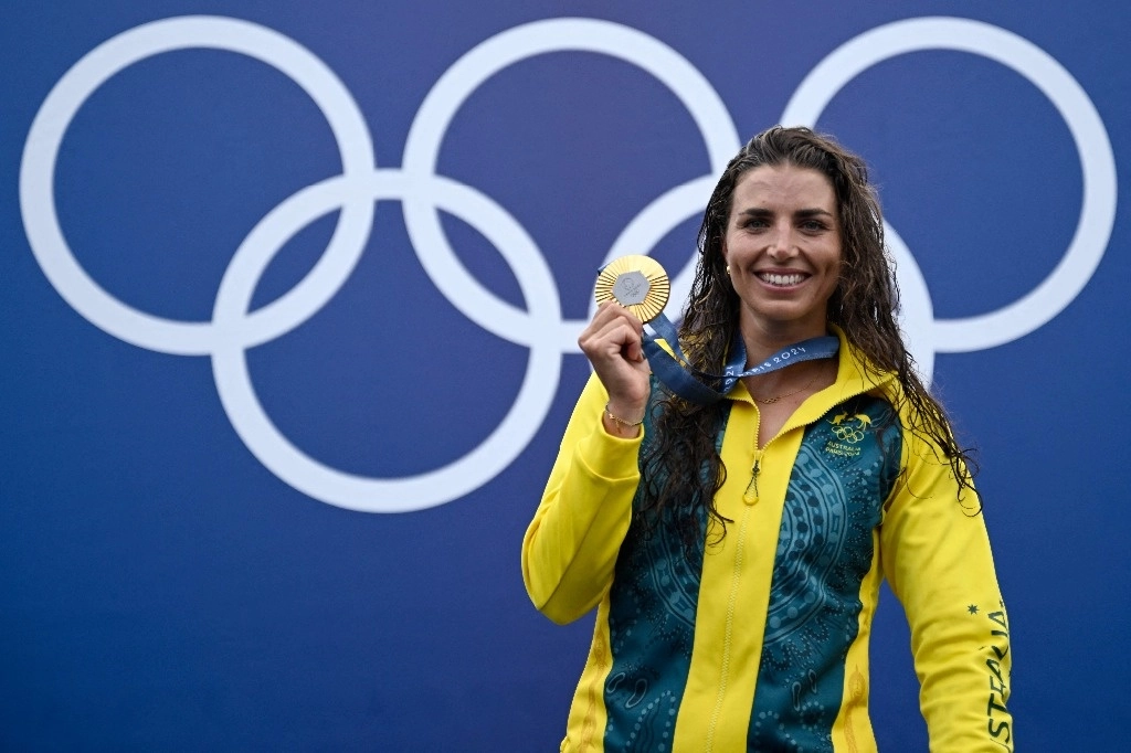 La australiana Jessica Fox muestra la medalla de oro que ganó en la prueba de canoa individual. Foto Afp