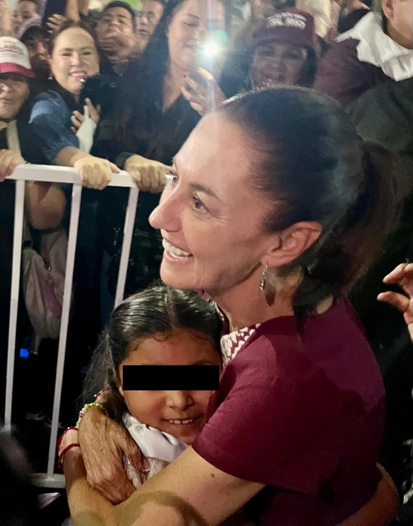 Claudia Sheinbaum, candidata de la coalición Sigamos Haciendo Historia durante su encuentro con la menor. Foto Alma E. Muñóz