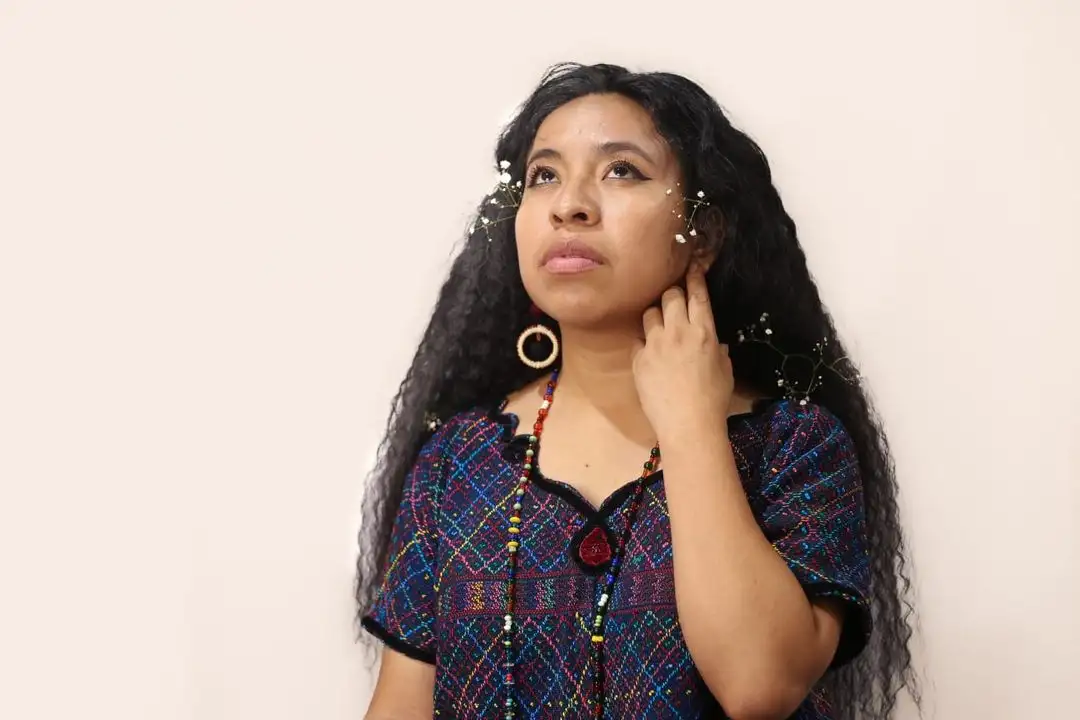 Presentación de Sara Curruchich en el teatro El Vicio en Coyoacán, CDMX. Foto