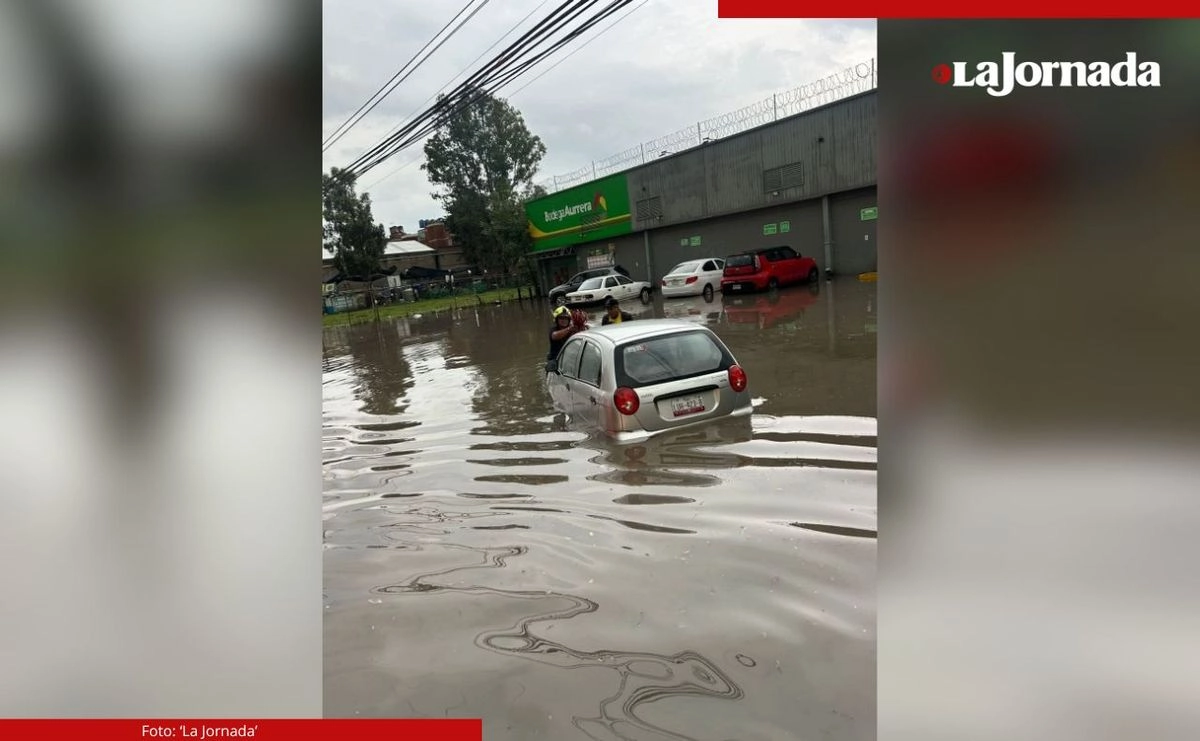 Elementos de Protección Civil de Cuautitlán Izcalli, estado de México, auxiliaron ayer a un conductor que quedó en medio de una inundación en la avenida Primero de Mayo, cerca de la unidad habitacional Fidel Velázquez.