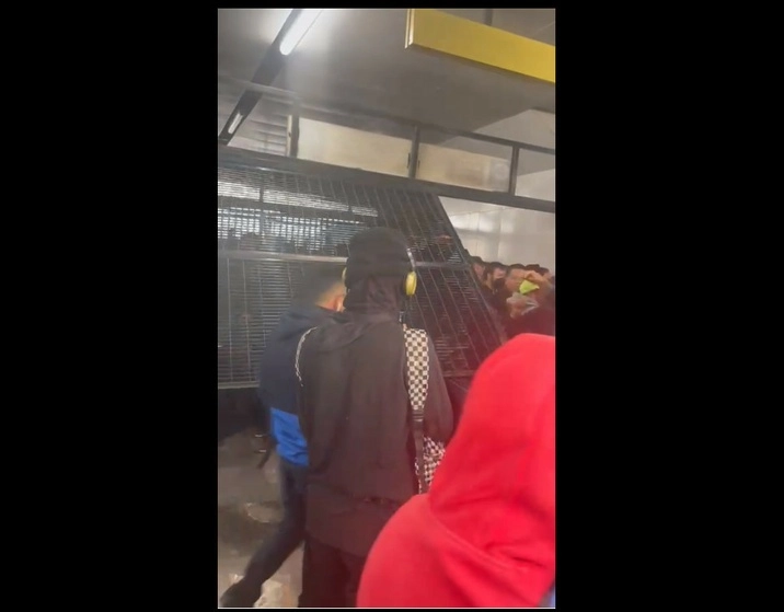 Se reportaron dos personas desmayadas y una reja metálica doblada en el pasillo de transbordo de Línea A con Línea 9 para entrar a la estación Pantitlán, el 9 de mayo de 2023. Foto ‘La Jornada’