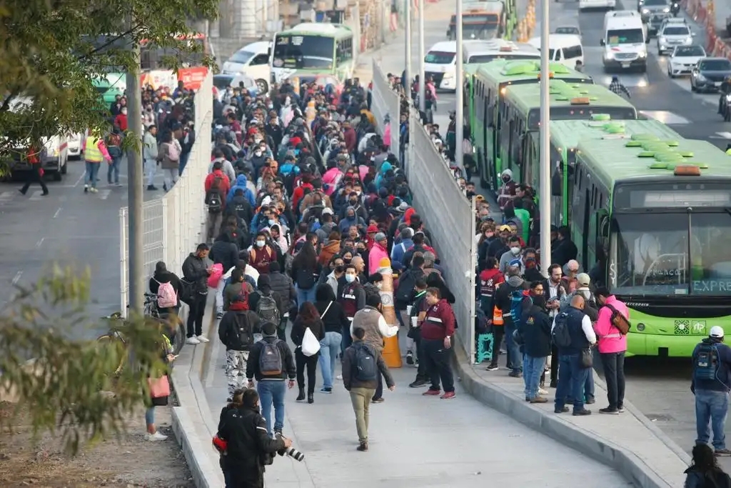 Usuarios del transporte público esperan abordar las unidades de RTP en la estación del Metro Indios Verdes, donde el STC se encuentra fuera de servicio tras el accidente ocurrido el sábado. Foto María Luisa Severiano