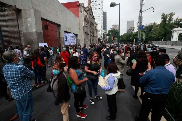Al reanudarse ayer la atención presencial en las instancias del Poder Judicial local, cientos de capitalinos acudieron a los juzgados ubicados en la plaza Juárez, en el Centro Histórico, y Niños Héroes, en la colonia Doctores, para realizar algún trámite. Foto Alfredo Domínguez