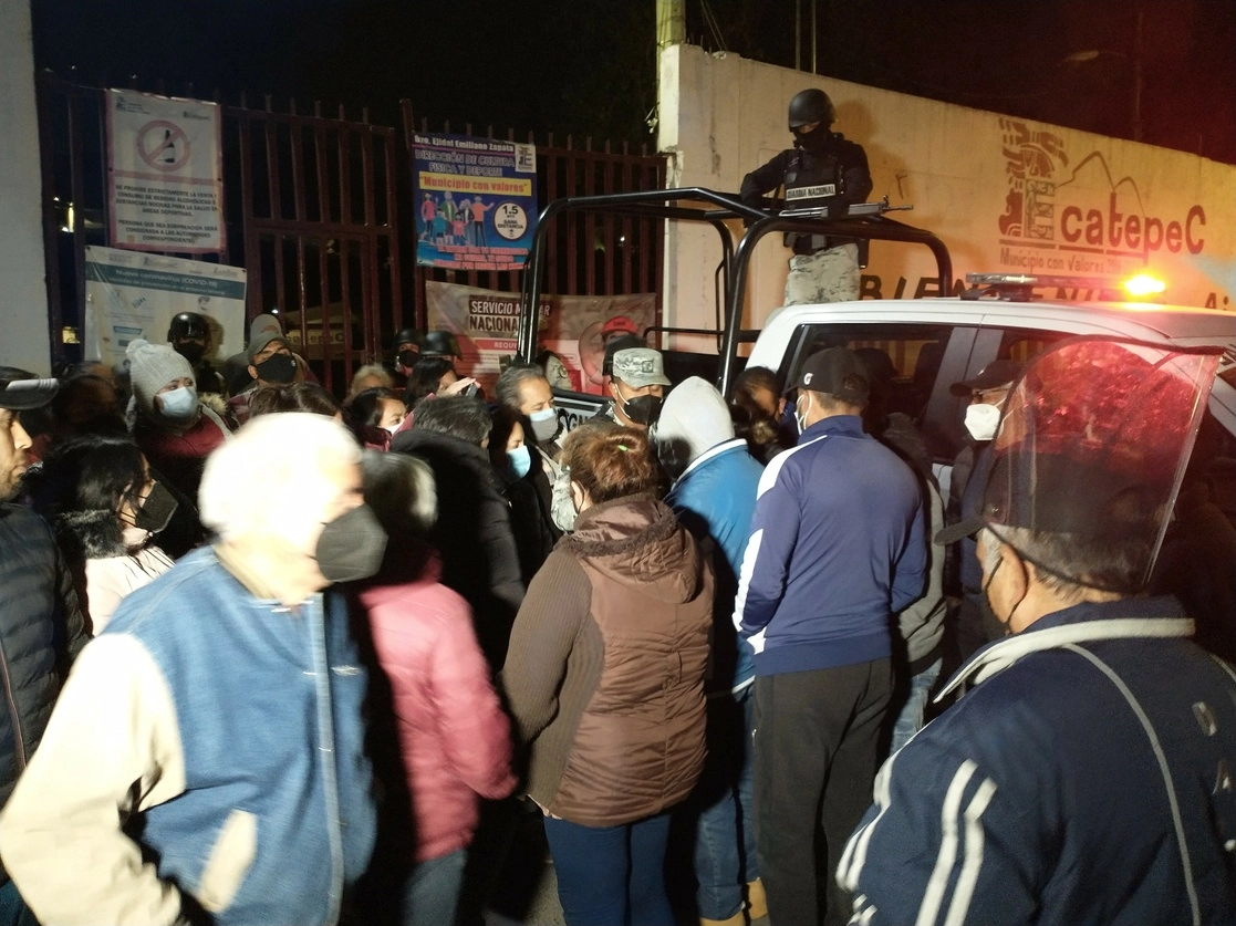En el deportivo Ejidal Emiliano Zapata la gente comenzó a formarse desde las 19:00 horas de la víspera, y ya para las 21:00 horas había en la fila unas 150 personas. Foto Javier Salinas Cesáreo