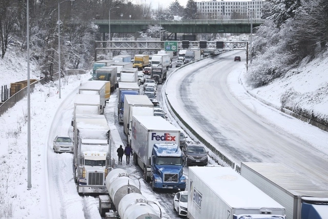 Algunas personas salieron a divertirse durante su sorpresivo día de descanso en una zona que rara vez registra acumulaciones de nieve medibles. Foto Ap