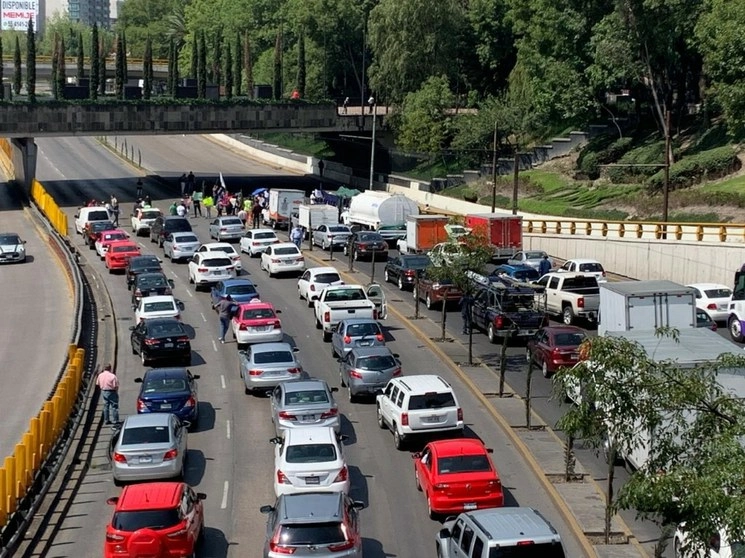 El bloqueo de comerciantes a la altura del Bosque de Chapultepec causó un intenso tráfico en la zona. Foto Alfredo Domínguez 