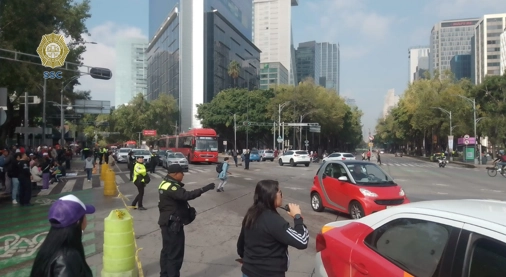 Cientos de personas han resultado afectadas por el bloqueo del cruce de Paseo de la Reforma e Insurgentes, el 11 de julio de 2023. Foto tomada de Twitter @OVIALCDMX