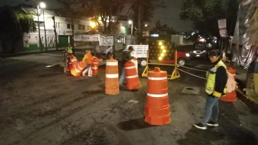Trabajos de pavimentación en La Magdalena Contreras se extendieron hasta las 9:00 horas, causando severas afectaciones al tránsito. Foto Tomada del Twitter @ALaMagdalenaC 