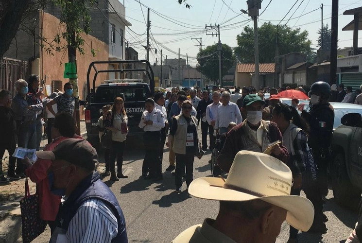En Metepec Adultos Mayores se arremolinaron para exigir el pago de los programas sociales de la Secretaría del Bienestar. Foto Sergio Zarza