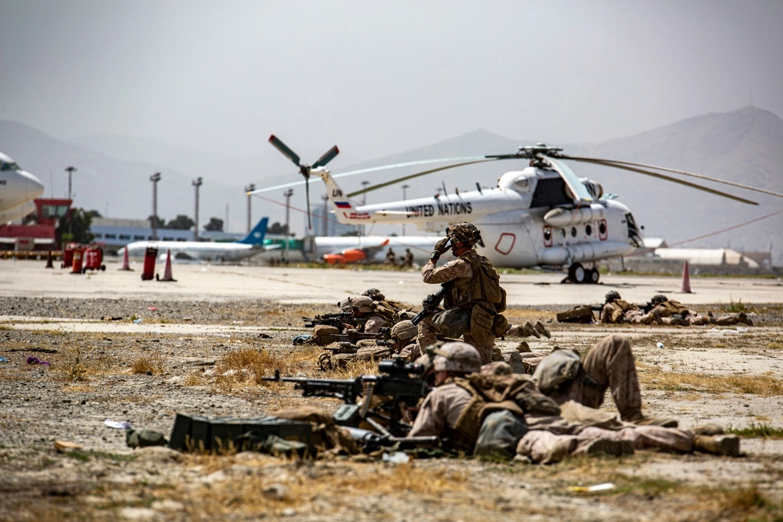 Integrantes del cuerpo de marines de Estados Unidos vigilan el Aeropuerto Internacional Hamid Karzai en Kabul. Foto Ap