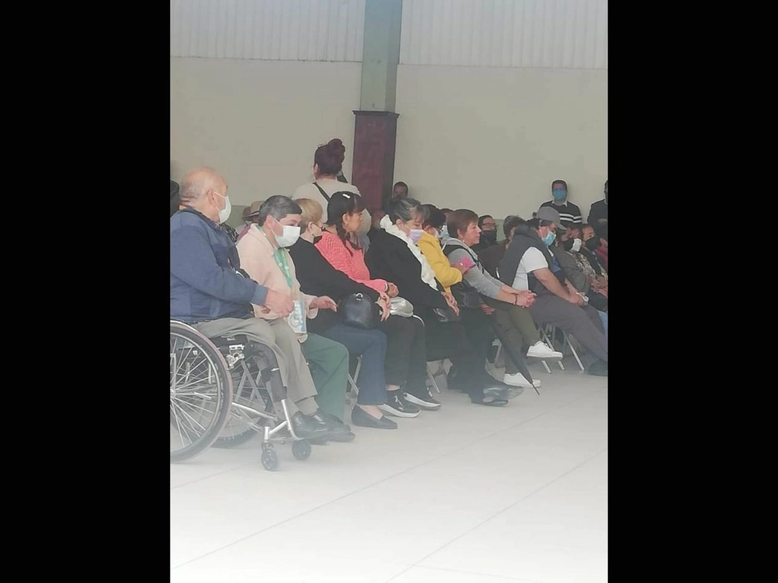 Trabajadores jubilados del gobierno de Hidalgo durante una asamblea sindical en Pachuca, realizada el 29 de enero pasado, 10 días después de que les cambiaron tarjetas de débito y de vales otorgadas por la Dirección General de Desarrollo de Personal y Profesionalización estatal. Foto Juan Ricardo Montoya