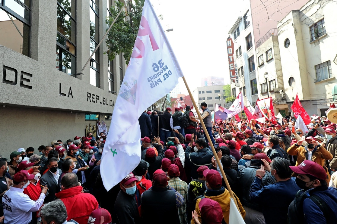 En la imagen, simpatizantes de César Pecero, uno de los 15 candidatos que se postularon ayer, según balance preliminar, colocaron incluso un escenario. Foto Roberto García Ortiz