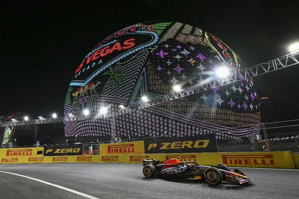 El mexicano Sergio Pérez (en la imagen), de Red Bull, y el británico Lewis Hamilton, Mercedes, siguen en pugna por el subcampeonato. La imagen, del 17 de noviembre de 2023. Foto Afp