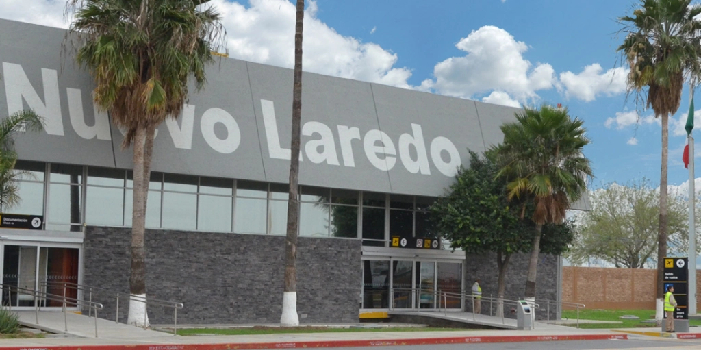 La ampliación del aeropuerto es considerada esencial para satisfacer la creciente necesidad de movilidad aérea, especialmente con los nuevos proyectos que traerán más visitantes y fortalecerán la conectividad de Nuevo Laredo. "Ya está en el programa maestro de desarrollo y comenzaremos los trabajos el próximo año", adelantó Buenavad López, quien también destacó que la remodelación incluirá la ampliación de la sala de espera y otras áreas clave del aeropuerto. Foto grupoolmecamayamexica.com.mx