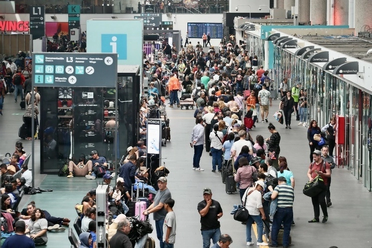Usuarios de la Terminal 2 del Aeropuerto Internacional de la Ciudad de México. Foto Roberto García Ortiz / Archivo