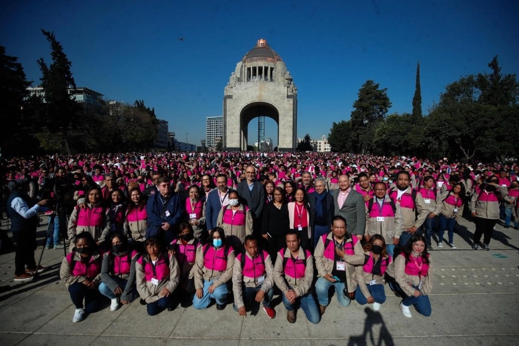 El consejero del INE, Martín Faz Mora, encabeza el acto protocolario de toma de protesta a los supervisores y capacitadores asistentes electorales de la Ciudad de México, en la  explanada del Monumento a la Revolución, en la Ciudad de México, el 8 de febrero de 2024. Foto Cristina Rodriguez