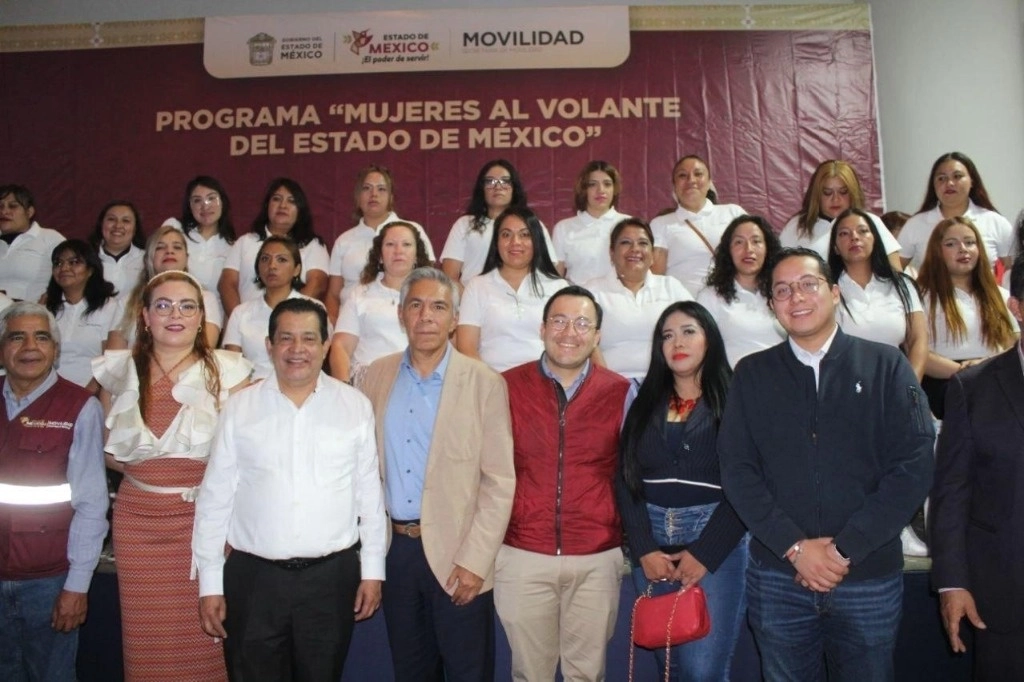 El grupo recibirá cursos teóricos-prácticos sobre equidad de género, mecánica básica, reglamento de tránsito, manejo a la defensiva y señalizaciones, entre otros, durante ocho horas al día por espacio de cinco semanas de parte de instructores capacitados. Foto 'La Jornada'