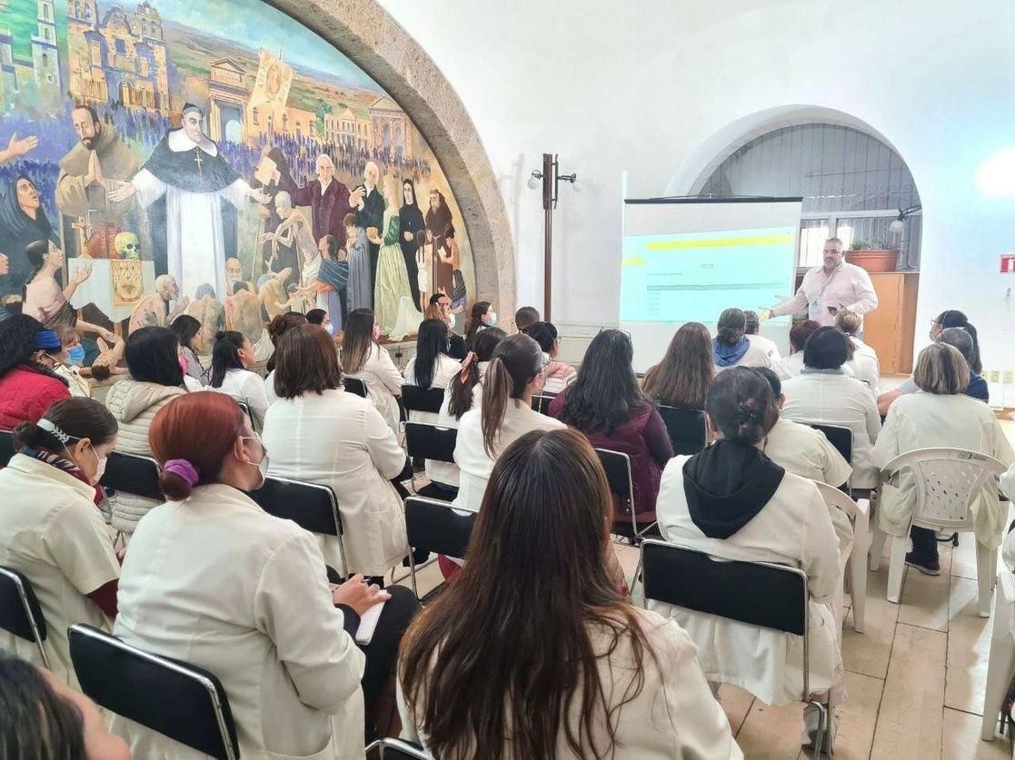 Capacitación a personal de Trabajo Social del Hospital Civil Fray Antonio Alcalde, de Guadalajara, Jalisco. Foto ‘La Jornada’