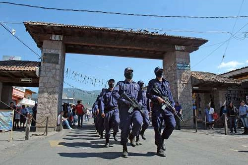 Integrantes de la ronda comunitaria del pueblo indígena autónomo de Cherán, Michoacán. Foto Ignacio Ramírez / Archivo 