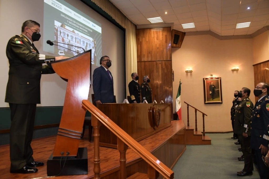 La Administración General de Aduanas, junto con la Sedena y Semar, capacitarán a personal de las tres instancias en materia de comercio exterior y seguridad nacional para enfrentar los retos por la reactivación económica. Foto tomada del Twitter de @Luis_C_Sandoval