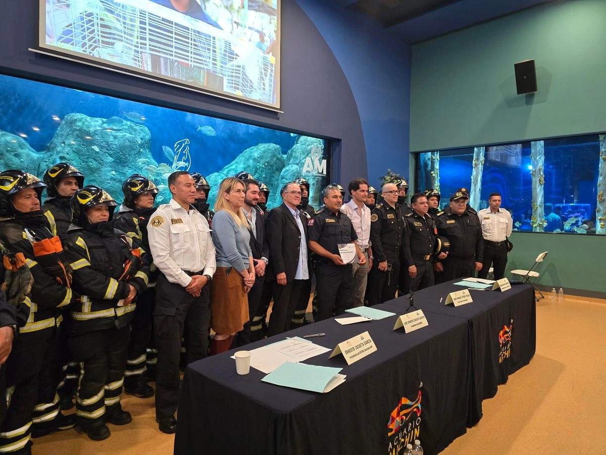 En el Acuario Michin, ubicado en la alcaldía Gustavo A. Madero, se firmó un convenio de colaboración entre el Heroico Cuerpo de Bomberos de CDMX y la Asociación de Zoológicos, Criaderos y Acuarios de México, el 21 de agosto de 2025. Foto 