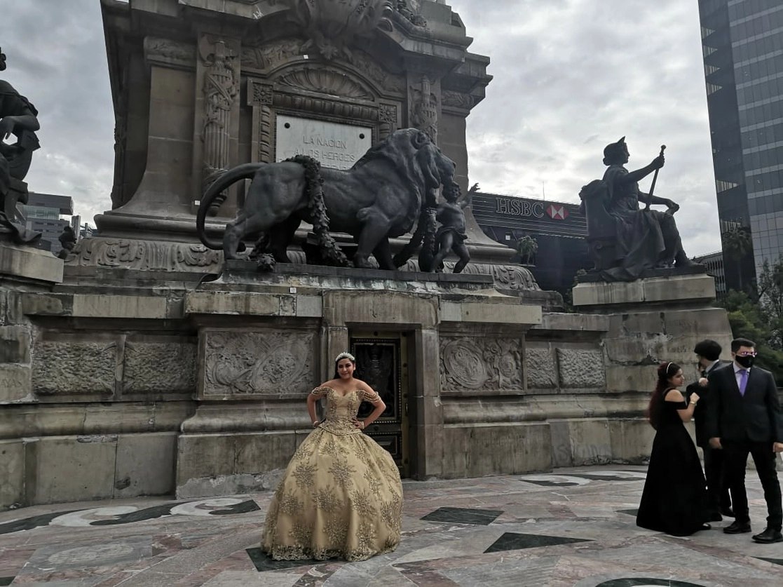 Vania, una quinceañera llegó al Ángel de la Independencia con su amigos y chambelanes. Unos jóvenes aprovecharon el cierre de Reforma para que ella posara mientras el joven le tomaba una foto acostado en el piso. Foto Elba Mónica Bravo