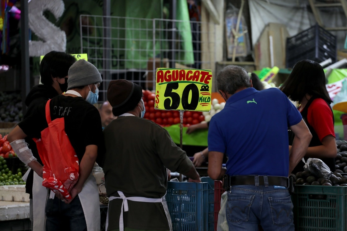 El número de compradores en la Central de Abasto y el mercado de Jamaica aumentó por la reducción de precios en algunas frutas y verduras. La imagen, en el mercado de Jamaica, ubicado en la alcaldía Venustiano Carranza, ayer. Foto Roberto García Ortiz