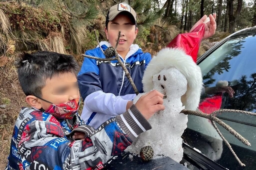 Niños aprovechan la presencia de aguanieve en el Ajusco para divertirse en este frío día decembrino. Foto Roberto García Ortiz
