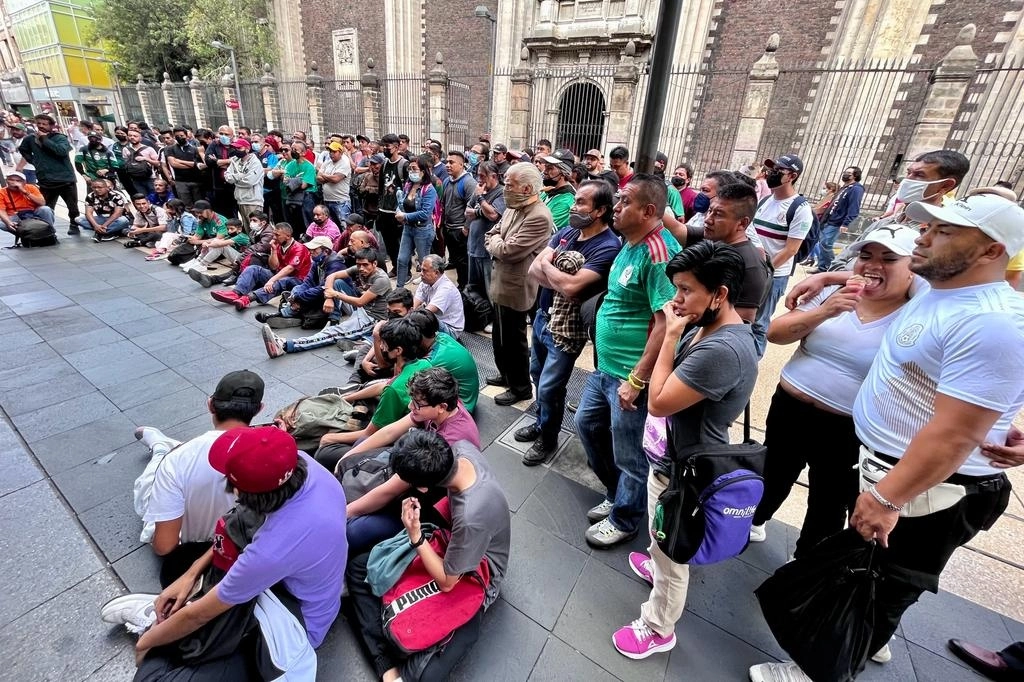 Aficionados ven el partido de México contra Arabia Saudita en una tienda deportiva de la avenida Madero, en el Centro Histórico de la Ciudad de México, el 30 de noviembre de 2022. Foto Roberto García Ortiz 