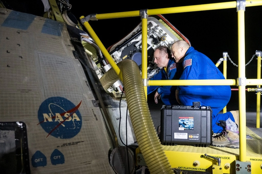 Hace una década, la NASA encargó a Boeing y SpaceX naves espaciales para transportar a sus astronautas a la EEI. Foto Ap 