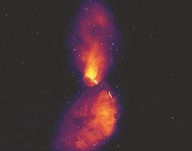 Centaurus A es una galaxia activa gigante a 12 millones de años luz de distancia. En el centro hay un agujero negro con una masa de 55 millones de soles. Foto ICRAR / Curtin and Connor Matherne LSU
