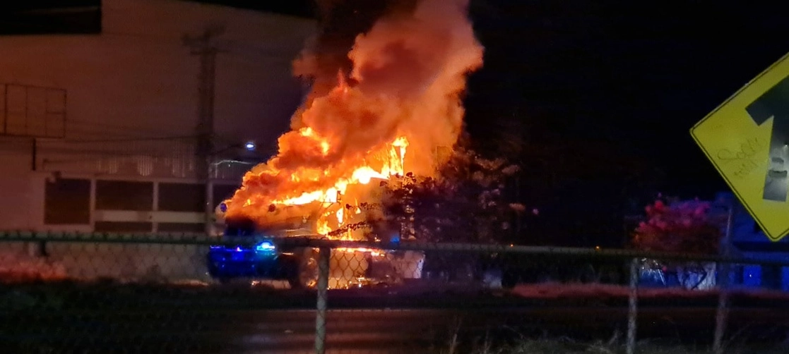 Un camión cañero fue uno de los seis vehículos de carga incendiados por presuntos miembros del cártel Jalisco ‘Nueva Generación’ en el libramiento Ejército Mexicano, en la salida a la autopista Manzanillo-Guadalajara, en Colima, en represalia por el arresto de uno de sus líderes. Foto Juan Carlos Flores