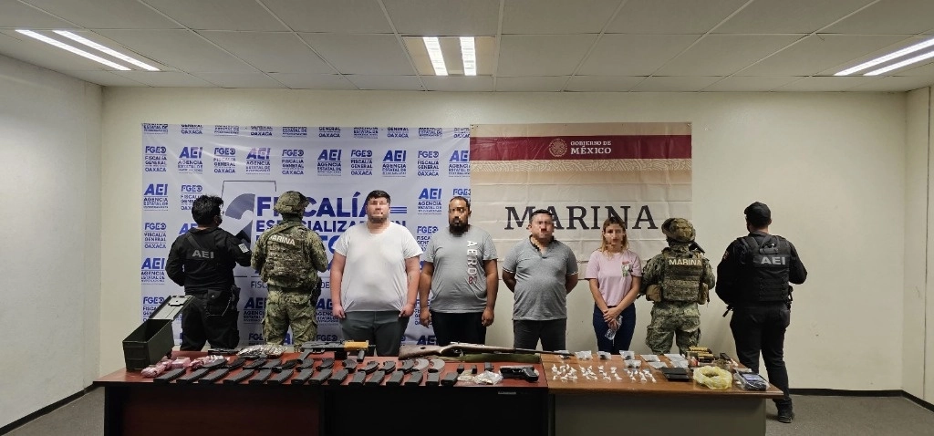 La institución naval indicó que las detenciones se llevaron a cabo en diversos operativos y se aseguraron siete armas, 35 cargadores de diferentes calibres, más de mil 300 cartuchos, diversas dosis de droga y dos vehículos. Foto Cortesía Semar