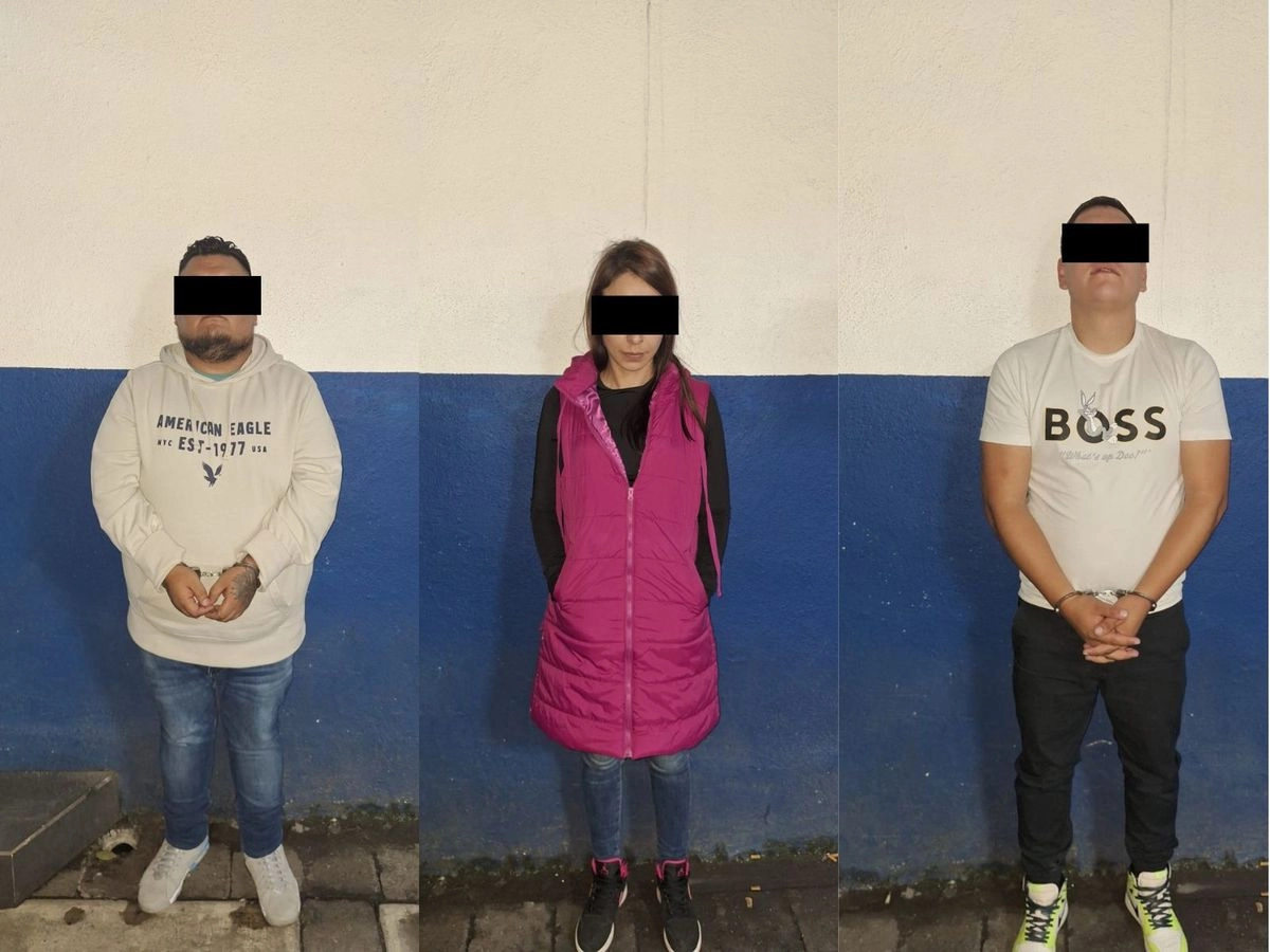 El Chaparro se encontraba con una mujer identificada como Alejandra Esparza y Julio Artero, quienes también fueron detenidos en flagrancia.
