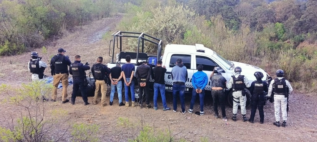 En las inmediaciones de la comunidad de Cuanajo, fueron detenidos siete sujetos, con igual número de armas largas y 23 kilos de mariguana, informó la Secretaría de Seguridad Pública de Michoacán. Foto @SSeguridad_Mich
