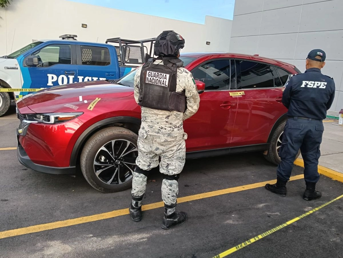 Los menores de 16 y 17 años de edad viajaban en una camioneta Mazda CX-5, con reporte de robo.