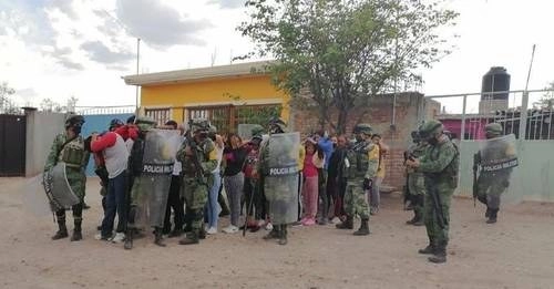 Presuntos integrantes del cártel de Santa Rosa de Lima que fueron capturados la tarde del sábado en Celaya, Guanajuato, en una operación de fuerzas federales y estatales. Foto Secretaría de Seguridad Pública de Guanajuato