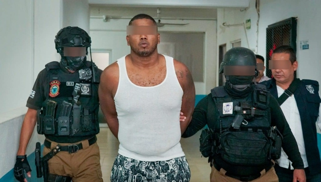 Efectivos de la FGE, GN e Interpol de QRoo, capturaron a Javier Abdiel “N” , quien cuenta con ficha de búsqueda en Panamá por delitos contra la seguridad colectiva, pandillerismo y homicidios. Foto X @FGEQuintanaRoo
