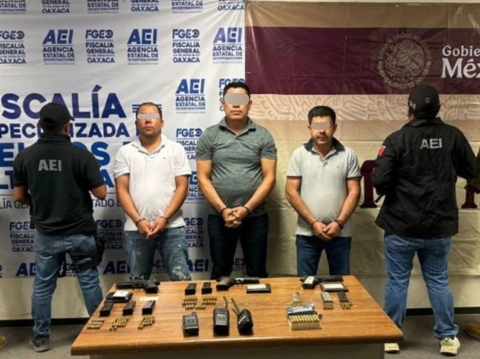 Tres integrantes de la célula criminal Los CabreraMZ fueron detenidos con armas y drogas. Uno de ellos es agente de la Semar.  Foto 