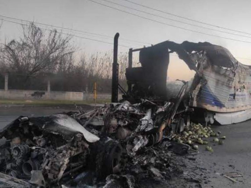Presuntos criminales quemaron ayer por la madrugada un tráiler en Nuevo Laredo, Tamaulipas, durante enfrentamientos con elementos del Ejército en distintos puntos de esa ciudad fronteriza. Foto tomada de Twitter