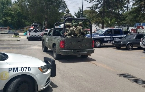 De acuerdo con pobladores de Chilón, municipio situado en el norte de la entidad, los hechos sucedieron la madrugada del 21 de octubre, cuando desde uno de los vehículos en los que se transportaban el alcalde Mario Hernández Aguilar; el director de la policía municipal, Alfredo Pérez y el tesorero, entre otros funcionarios, dispararon en contra de 3 personas desarmadas. Foto @y_dpm 