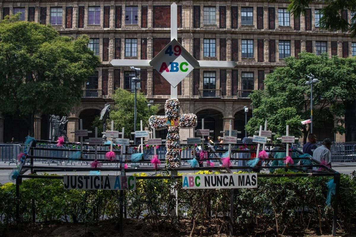 Habiendo sido sentenciada en México por un juez federal en dicho caso, incumplió con la condena de libertad condicional, y huyó hacia los Estados Unidos.