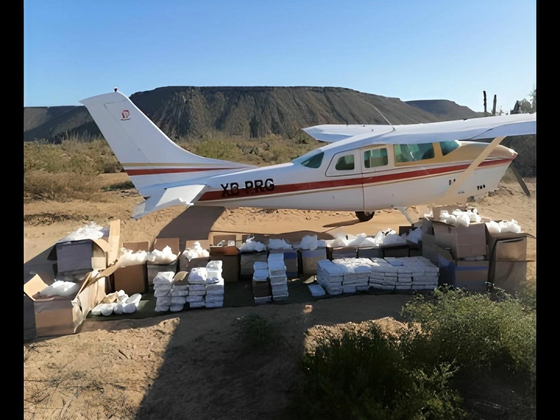La aeronave, la droga y las dos personas que lo tripulaban quedaron a disposición de las autoridades civiles correspondientes. Imagen Sedena 