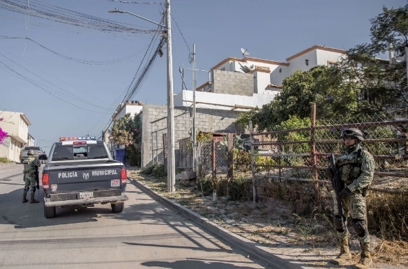 Operativo de seguridad en una colonia de Ensenada. Foto Cuartoscuro/Archivo