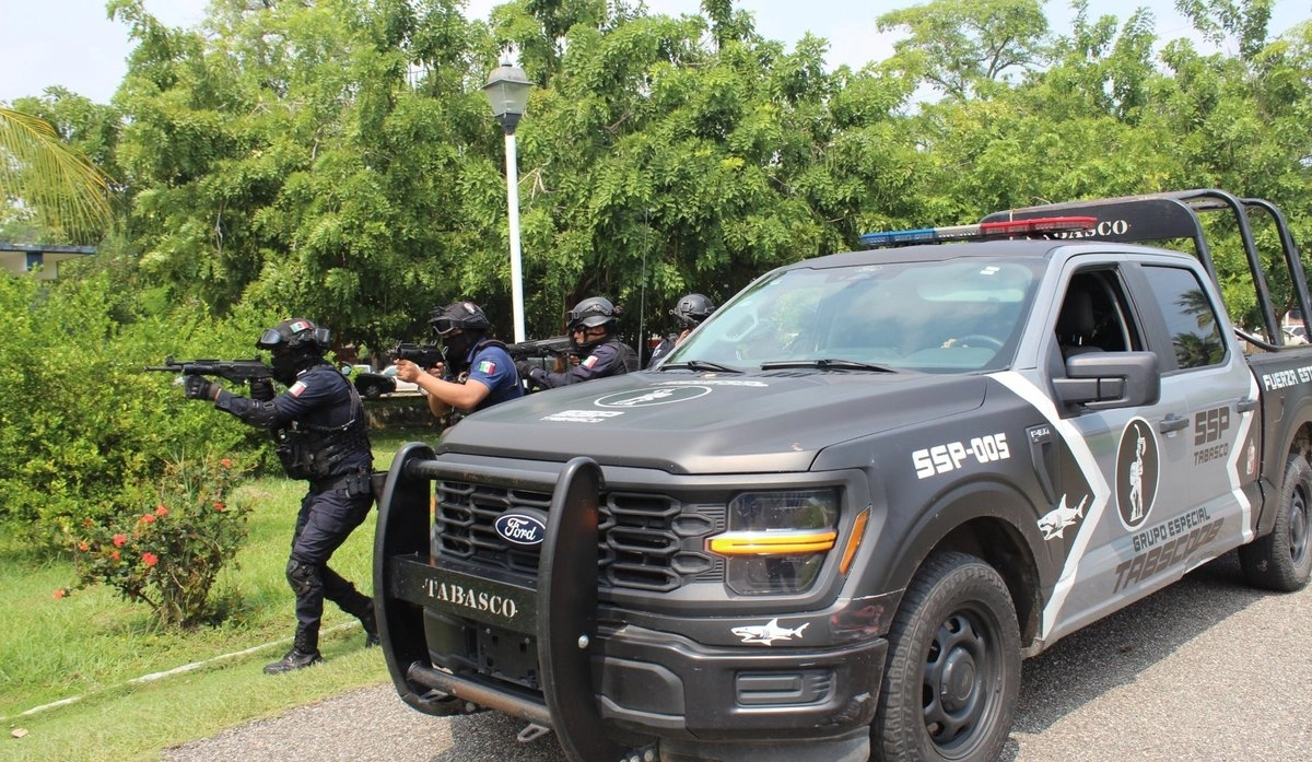 Efectivos de la corporación realizaban un recorrido de vigilancia en la zona conocida como La Isla, y observaron la acción de los presuntos delincuentes, a quienes decomisó una mochila negra con bolsitas de droga, además un arma Uzi calibre .9 milímetros, así como un cargador con 23 cartuchos útiles.
