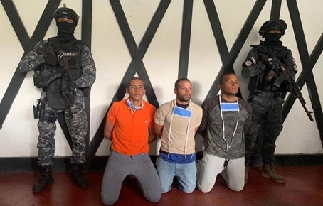 Fuerzas de Acciones Especiales detuvieron en el estado de Aragua al teniente Jairo Betemy y a los sargentos Franco Jonathan y Evan Rincón, presuntamente implicados en la Operación Gedeón, el intento de invasión golpista denunciado por Caracas y desbaratado el 3 de mayo. Foto Ministerio del Interior / Agencias